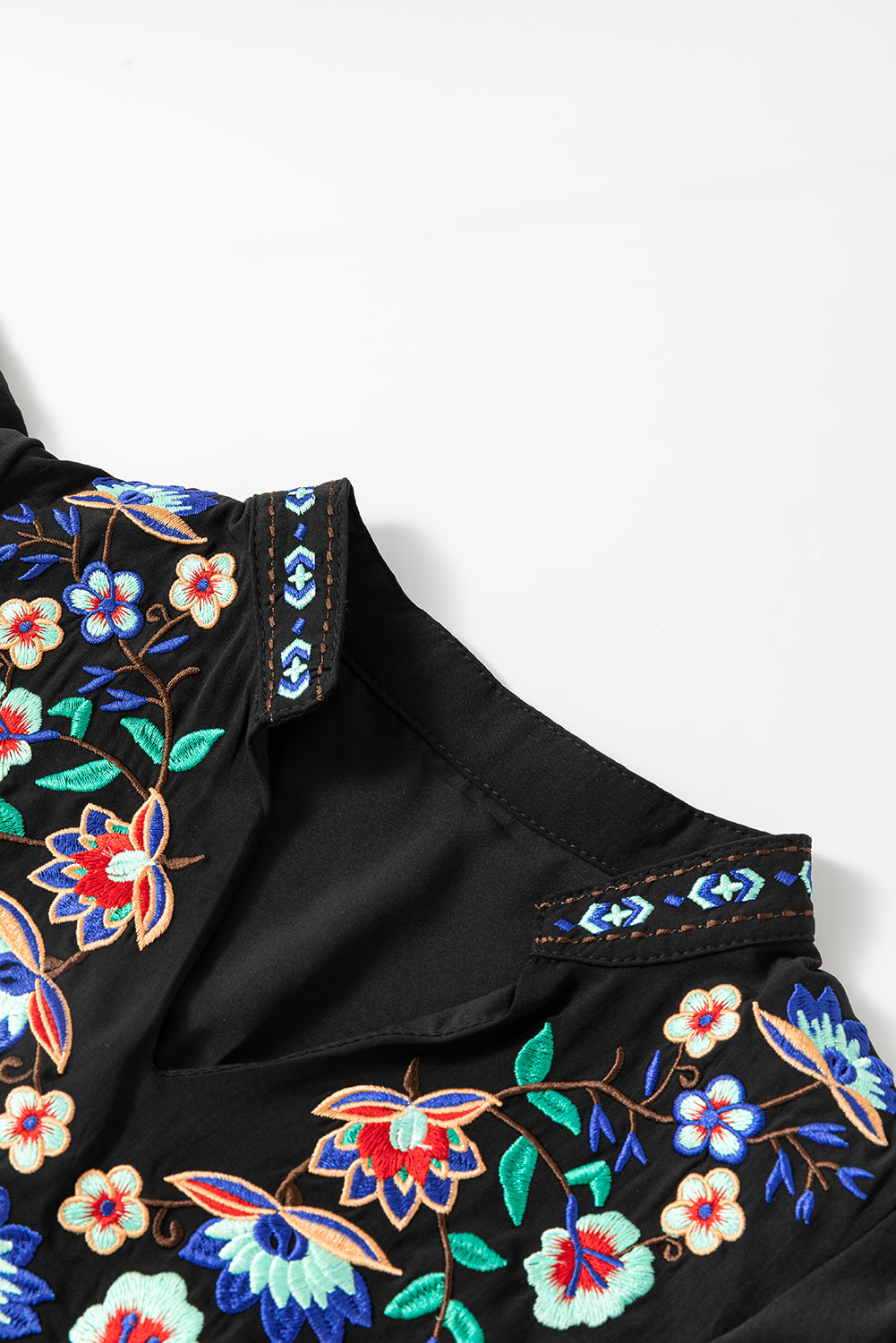 Zwarte mini-jurk met geborduurde bloemen en gelaagde ruches - PrizQ