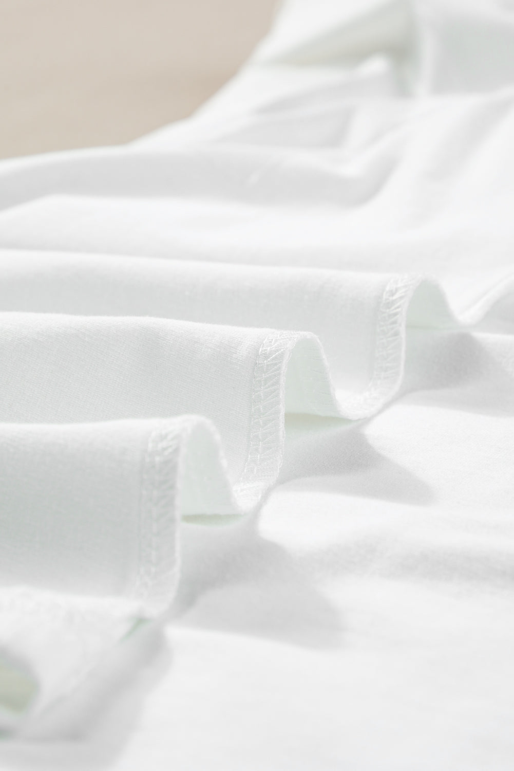 Witte MAMA T-shirt met chenille patches en ronde hals - PrizQ