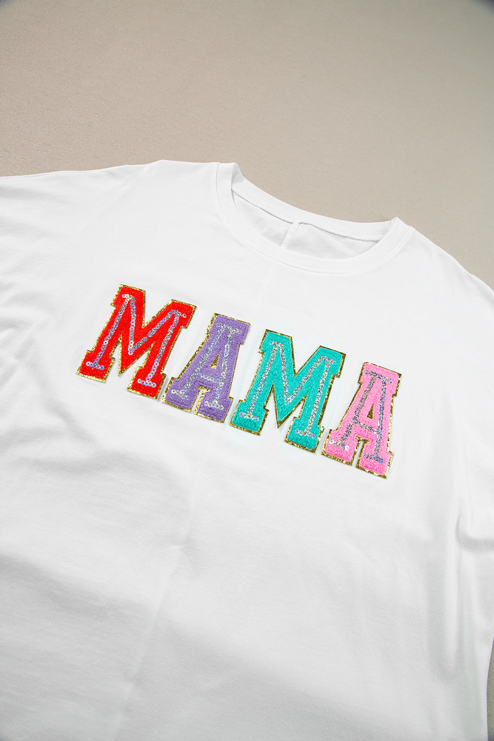 Witte MAMA T-shirt met chenille patches en ronde hals - PrizQ