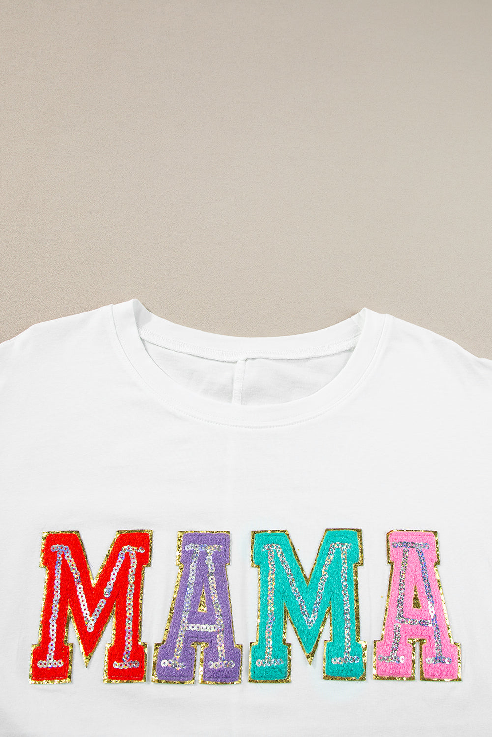 Witte MAMA T-shirt met chenille patches en ronde hals - PrizQ