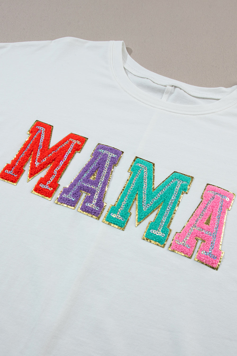 Witte MAMA T-shirt met chenille patches en ronde hals - PrizQ