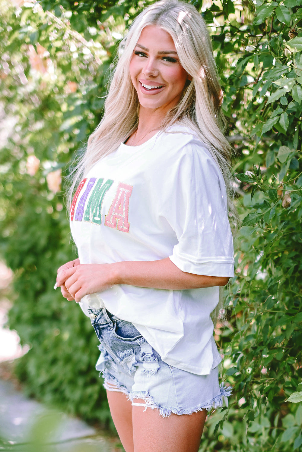 Witte MAMA T-shirt met chenille patches en ronde hals - PrizQ