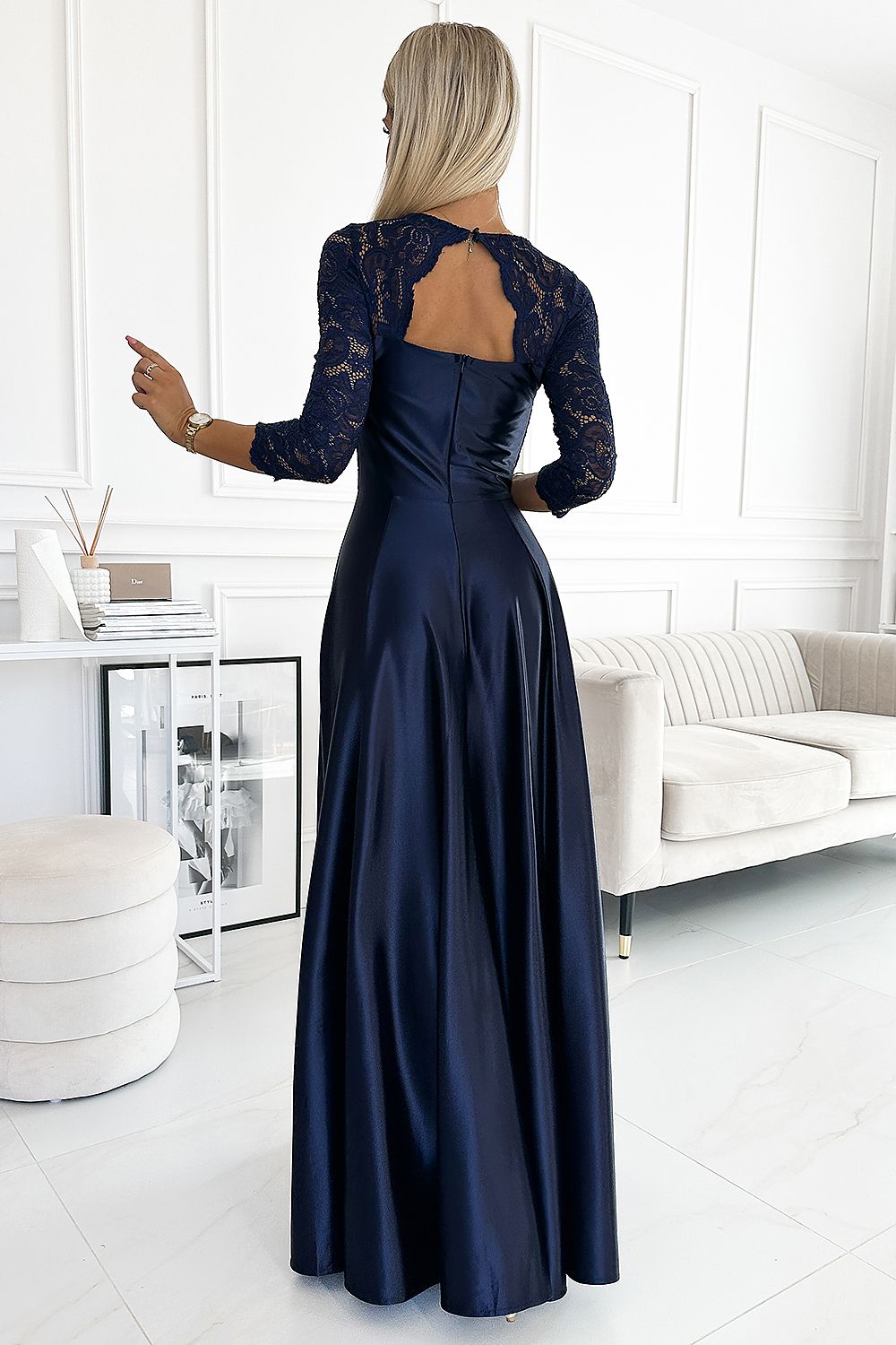 Model draagt ivoren Numoco jurk op bruiloft – Elegante outfit voor speciale gelegenheden