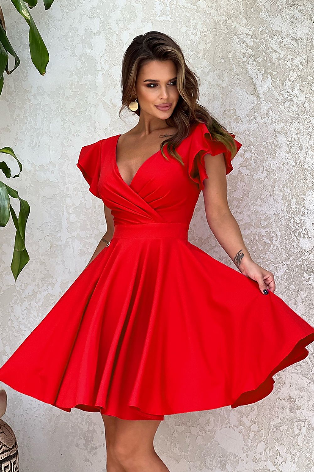 Vrouw in Ruffle Charm taillejurk met ruches aan de mouwen β elegante meisjesachtige jurk