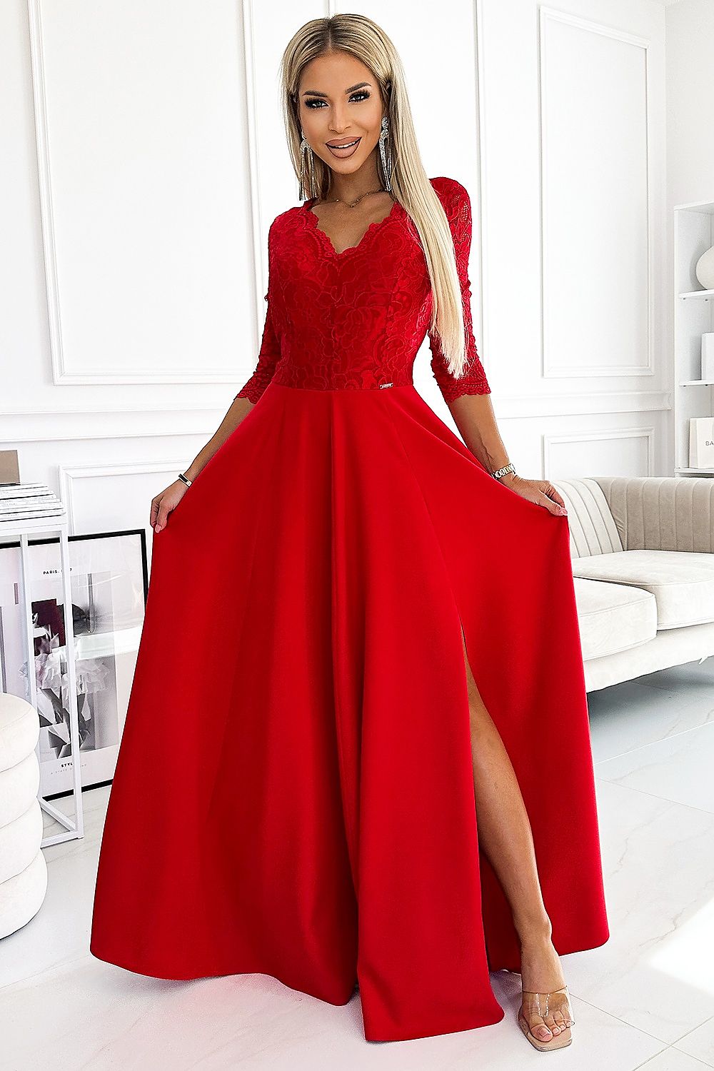 Model draagt ivoren Numoco jurk op bruiloft – Elegante outfit voor speciale gelegenheden