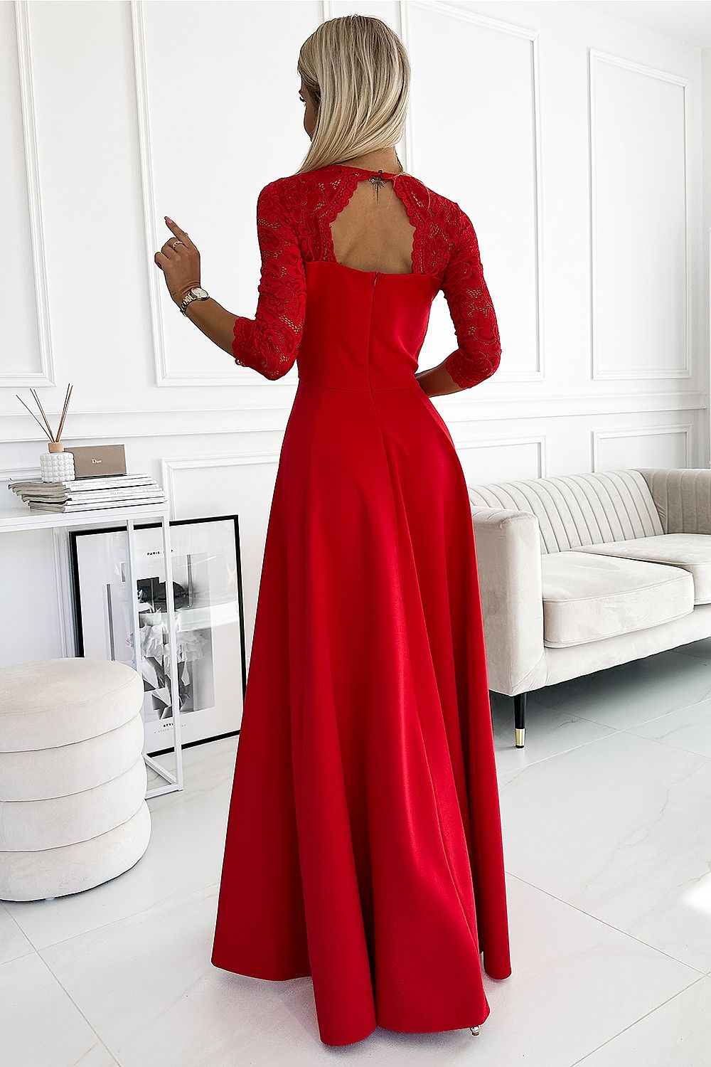 Model draagt ivoren Numoco jurk op bruiloft – Elegante outfit voor speciale gelegenheden
