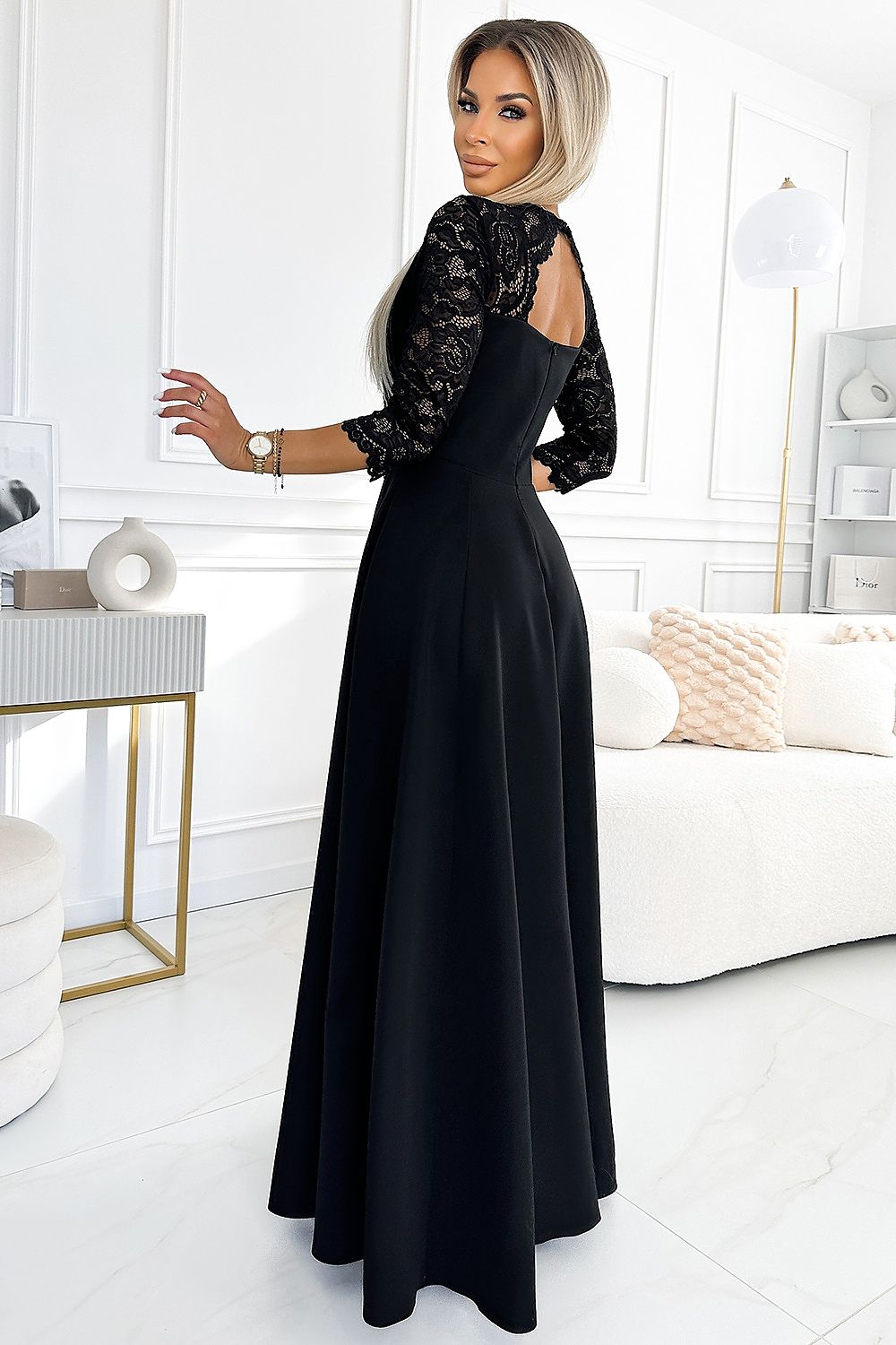Model draagt ivoren Numoco jurk op bruiloft – Elegante outfit voor speciale gelegenheden
