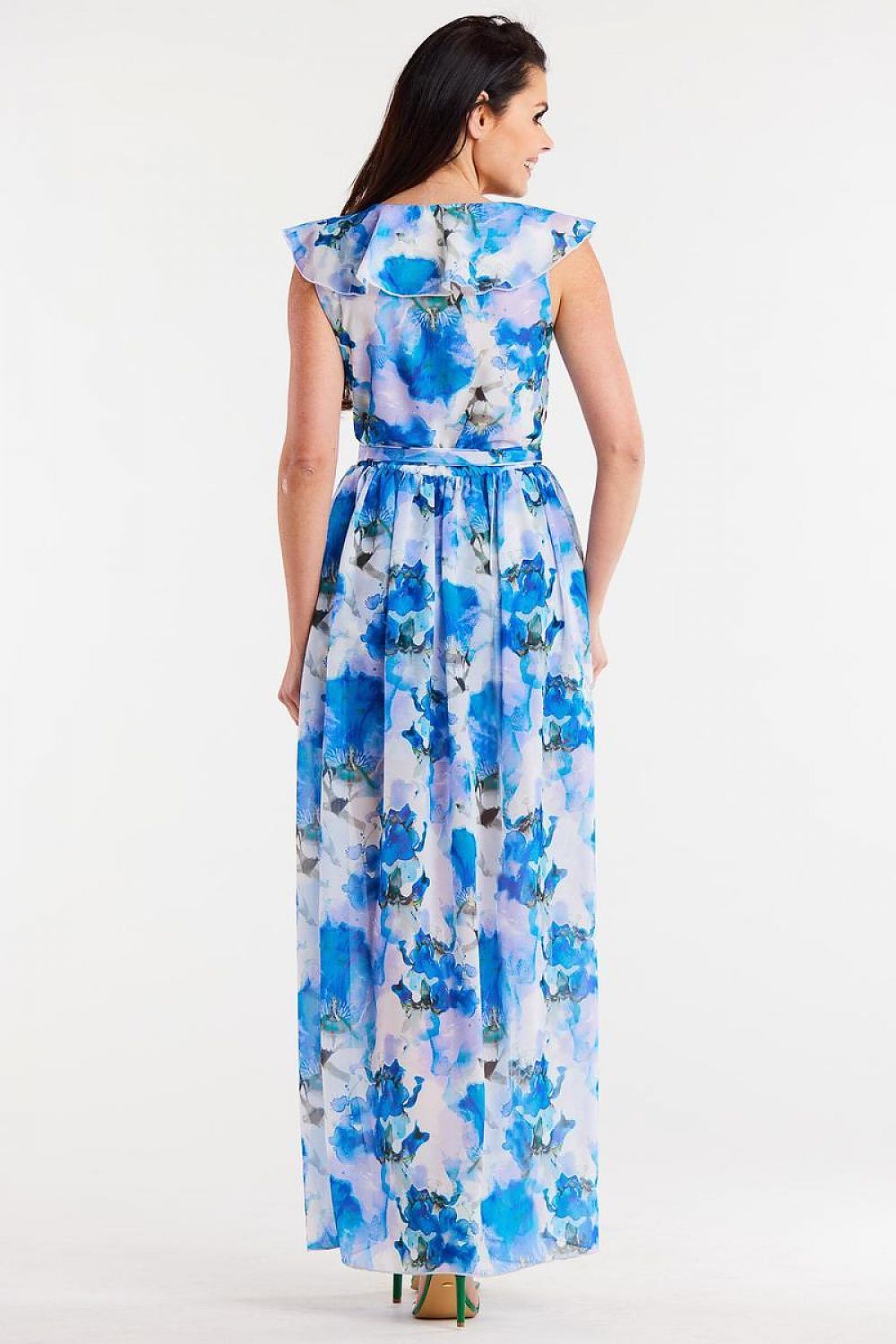Vrouw draagt Flair Élan asymmetrische chiffonjurk met ruche, ceintuur en elegante splitten.