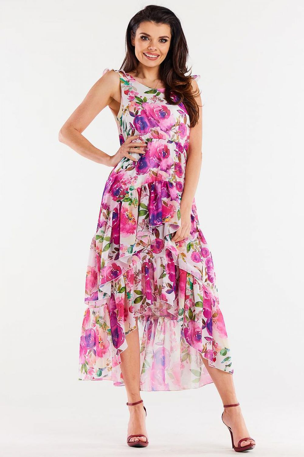 Vrouw draagt Velvet Flow – Chiffon Jurk met ruches en uitgesneden halslijn, elegant en vrouwelijk.