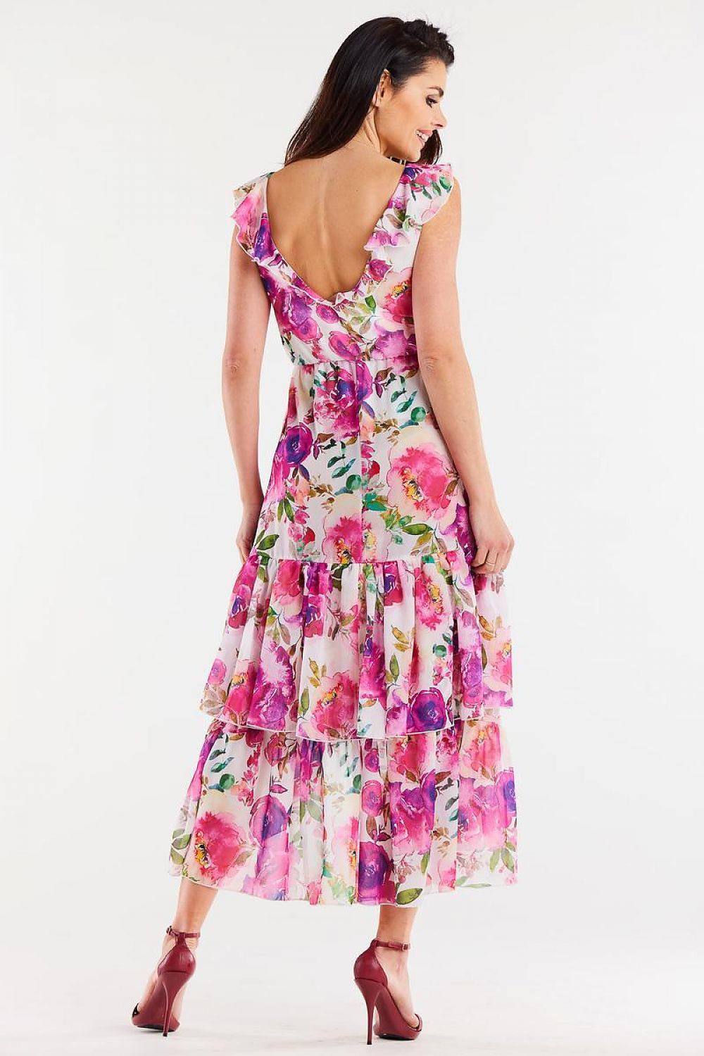 Vrouw draagt Velvet Flow – Chiffon Jurk met ruches en uitgesneden halslijn, elegant en vrouwelijk.