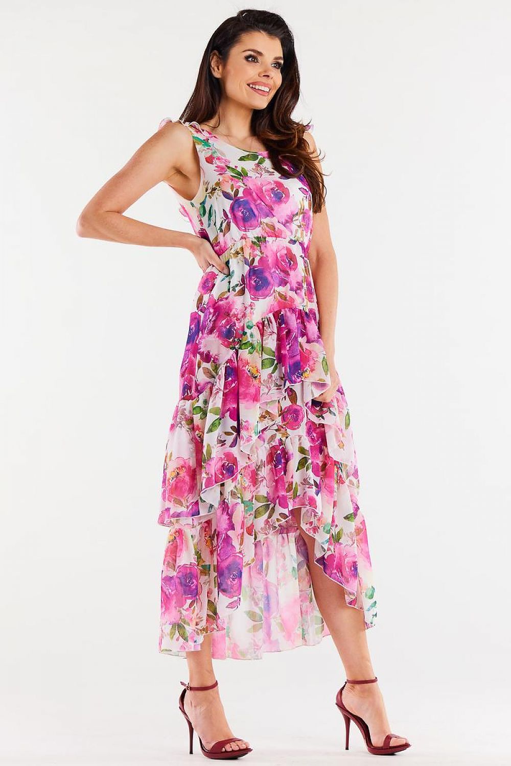 Vrouw draagt Velvet Flow – Chiffon Jurk met ruches en uitgesneden halslijn, elegant en vrouwelijk.