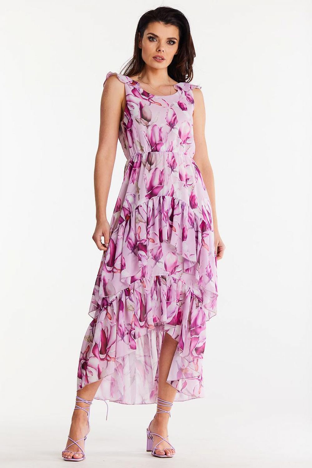 Vrouw draagt Velvet Flow – Chiffon Jurk met ruches en uitgesneden halslijn, elegant en vrouwelijk.