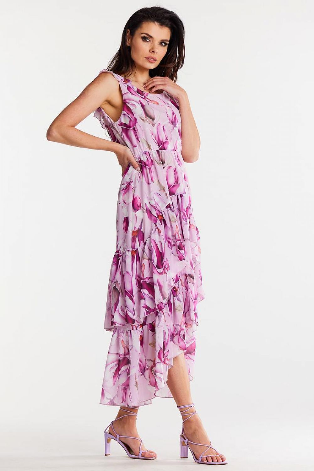 Vrouw draagt Velvet Flow – Chiffon Jurk met ruches en uitgesneden halslijn, elegant en vrouwelijk.