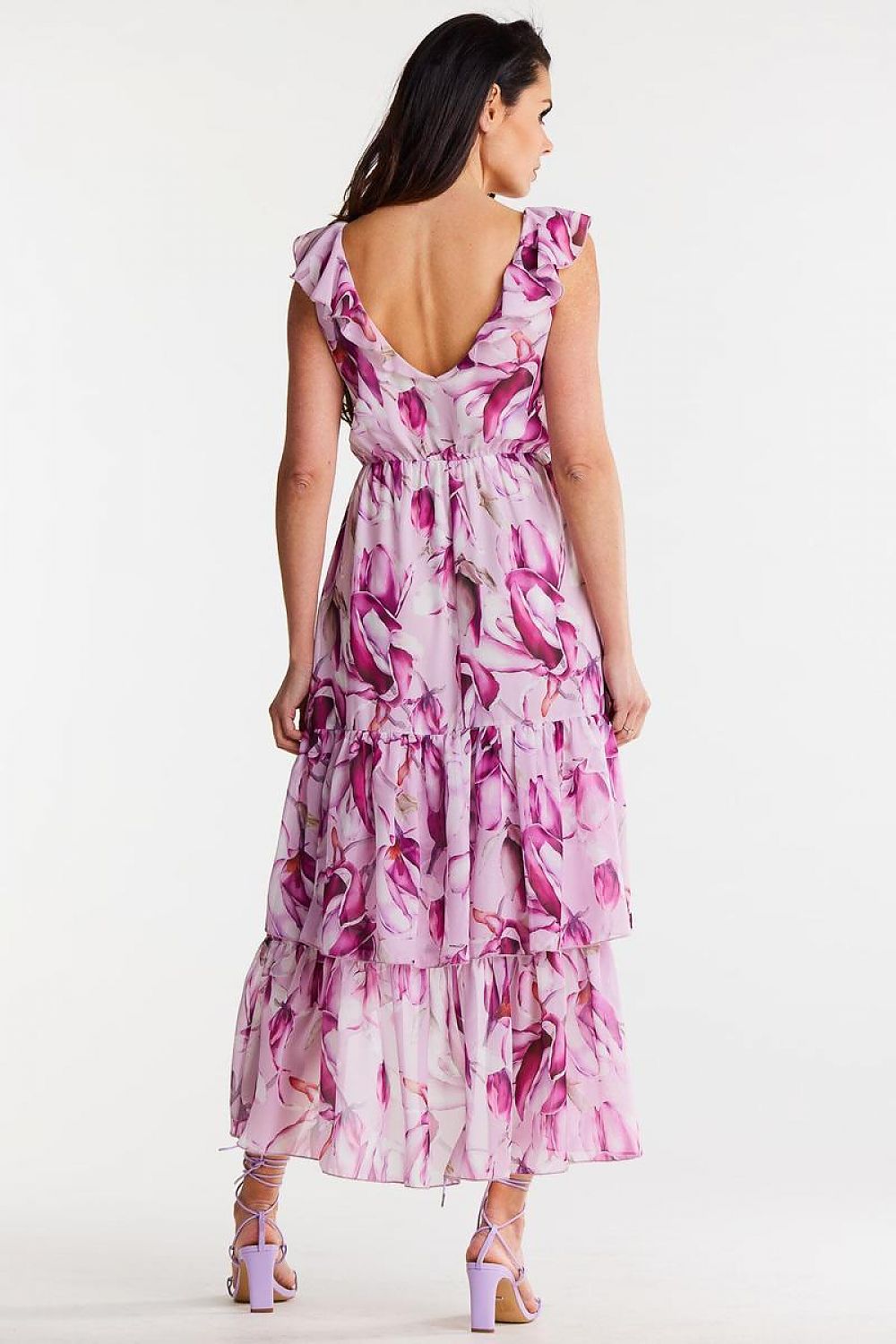 Vrouw draagt Velvet Flow – Chiffon Jurk met ruches en uitgesneden halslijn, elegant en vrouwelijk.