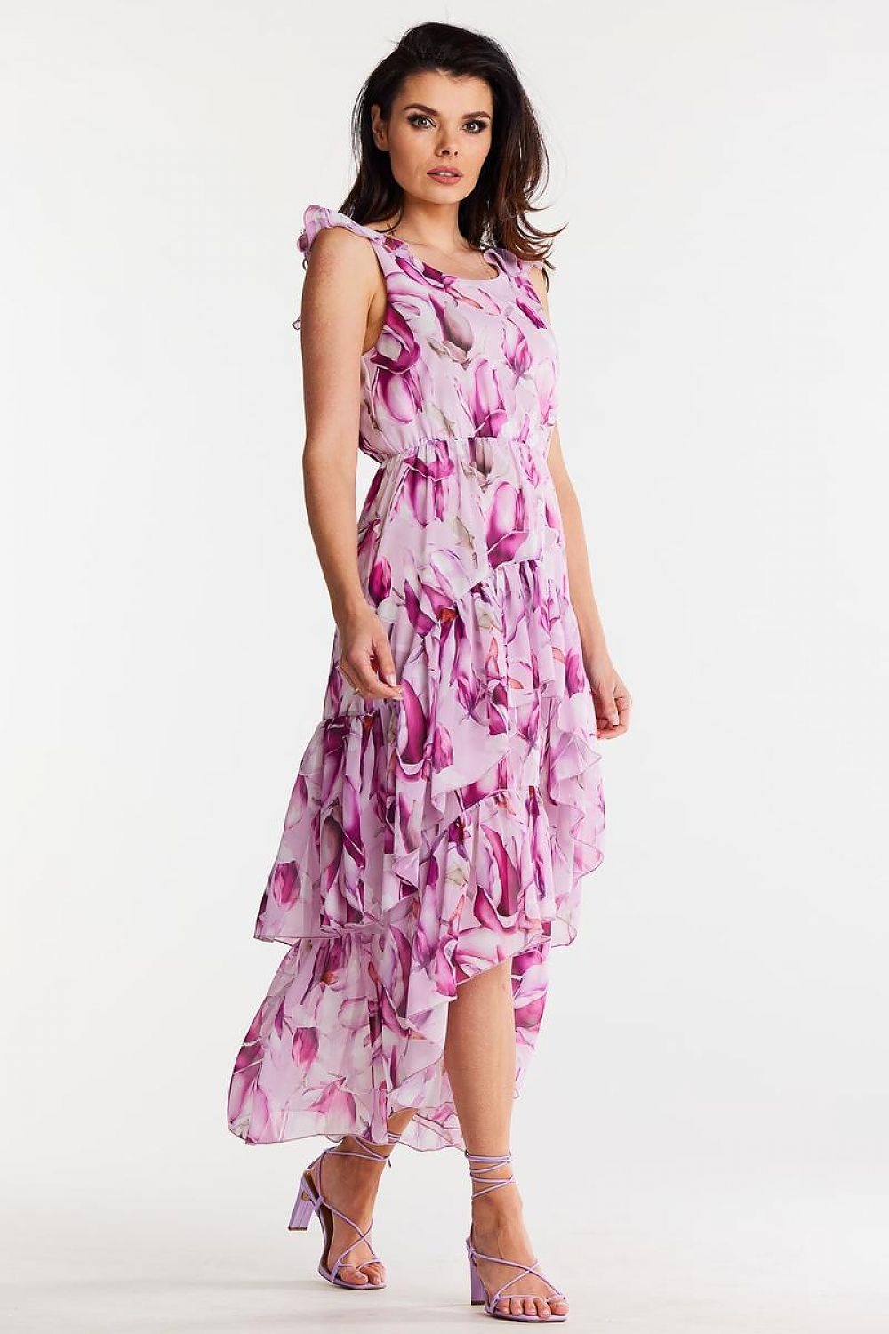 Vrouw draagt Velvet Flow – Chiffon Jurk met ruches en uitgesneden halslijn, elegant en vrouwelijk.