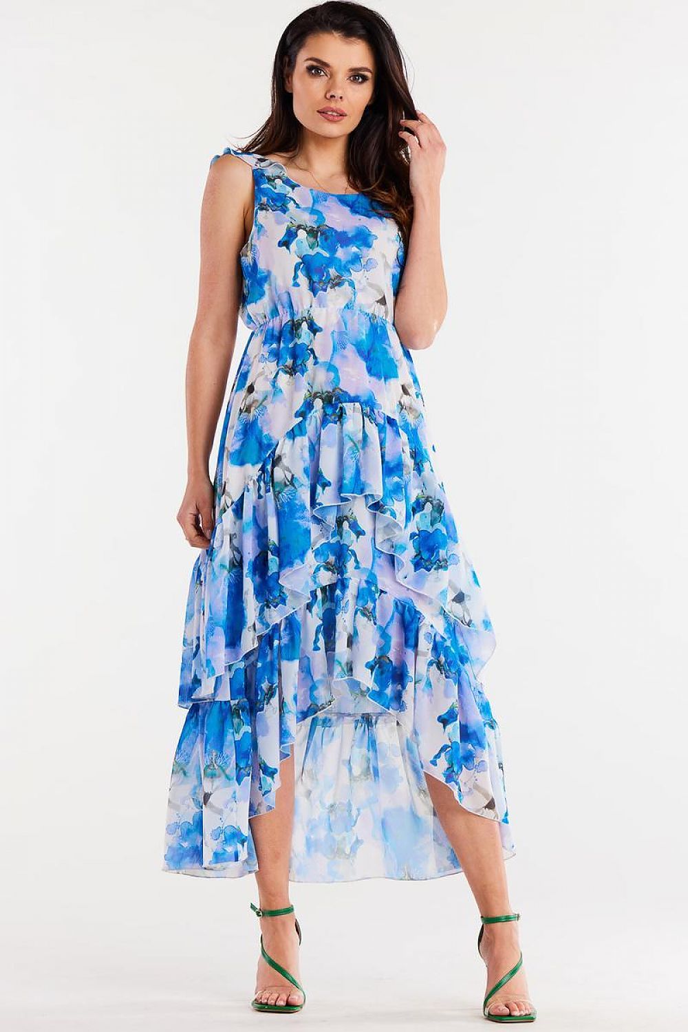 Vrouw draagt Velvet Flow – Chiffon Jurk met ruches en uitgesneden halslijn, elegant en vrouwelijk.