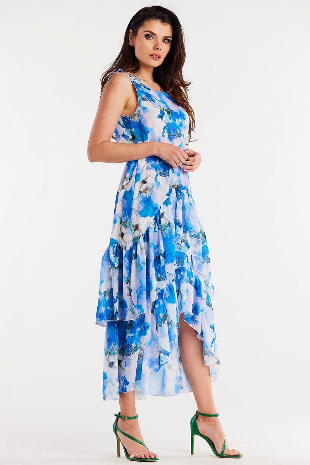 Vrouw draagt Velvet Flow – Chiffon Jurk met ruches en uitgesneden halslijn, elegant en vrouwelijk.