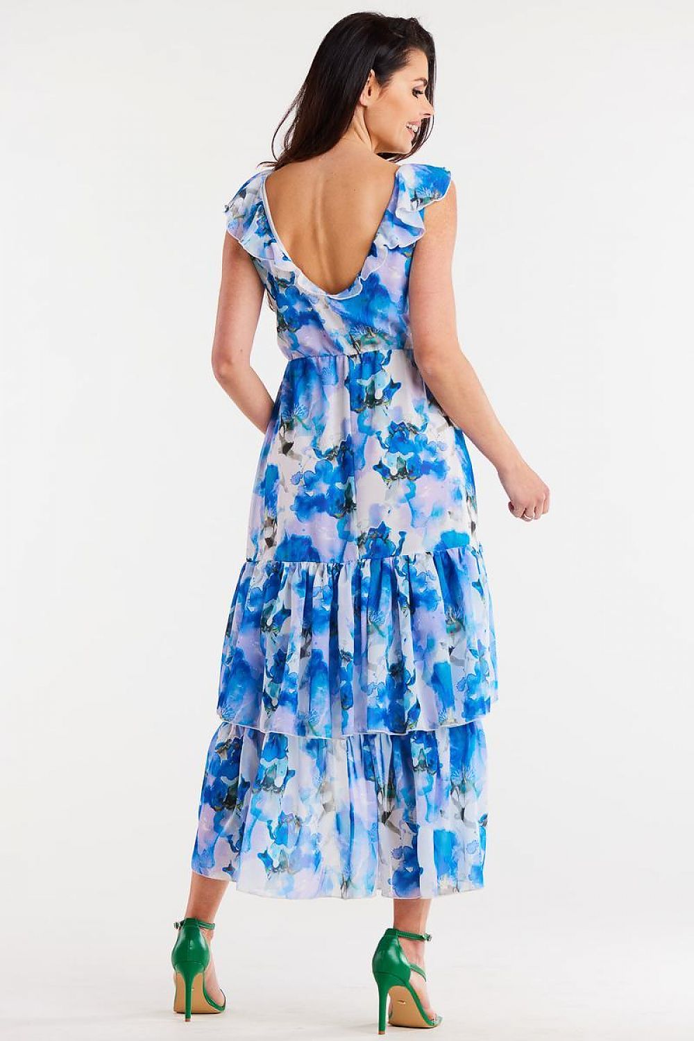Vrouw draagt Velvet Flow – Chiffon Jurk met ruches en uitgesneden halslijn, elegant en vrouwelijk.