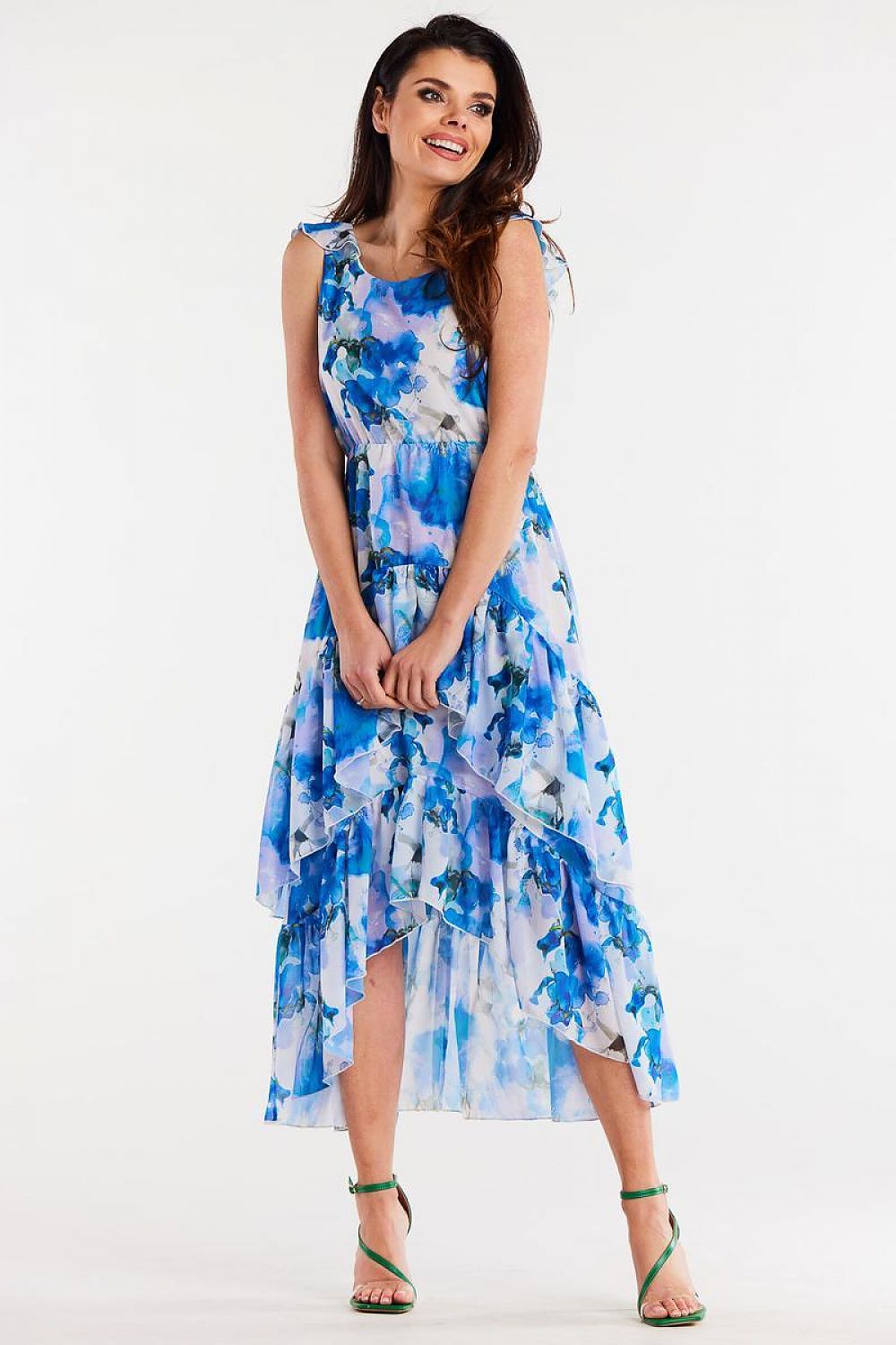 Vrouw draagt Velvet Flow – Chiffon Jurk met ruches en uitgesneden halslijn, elegant en vrouwelijk.