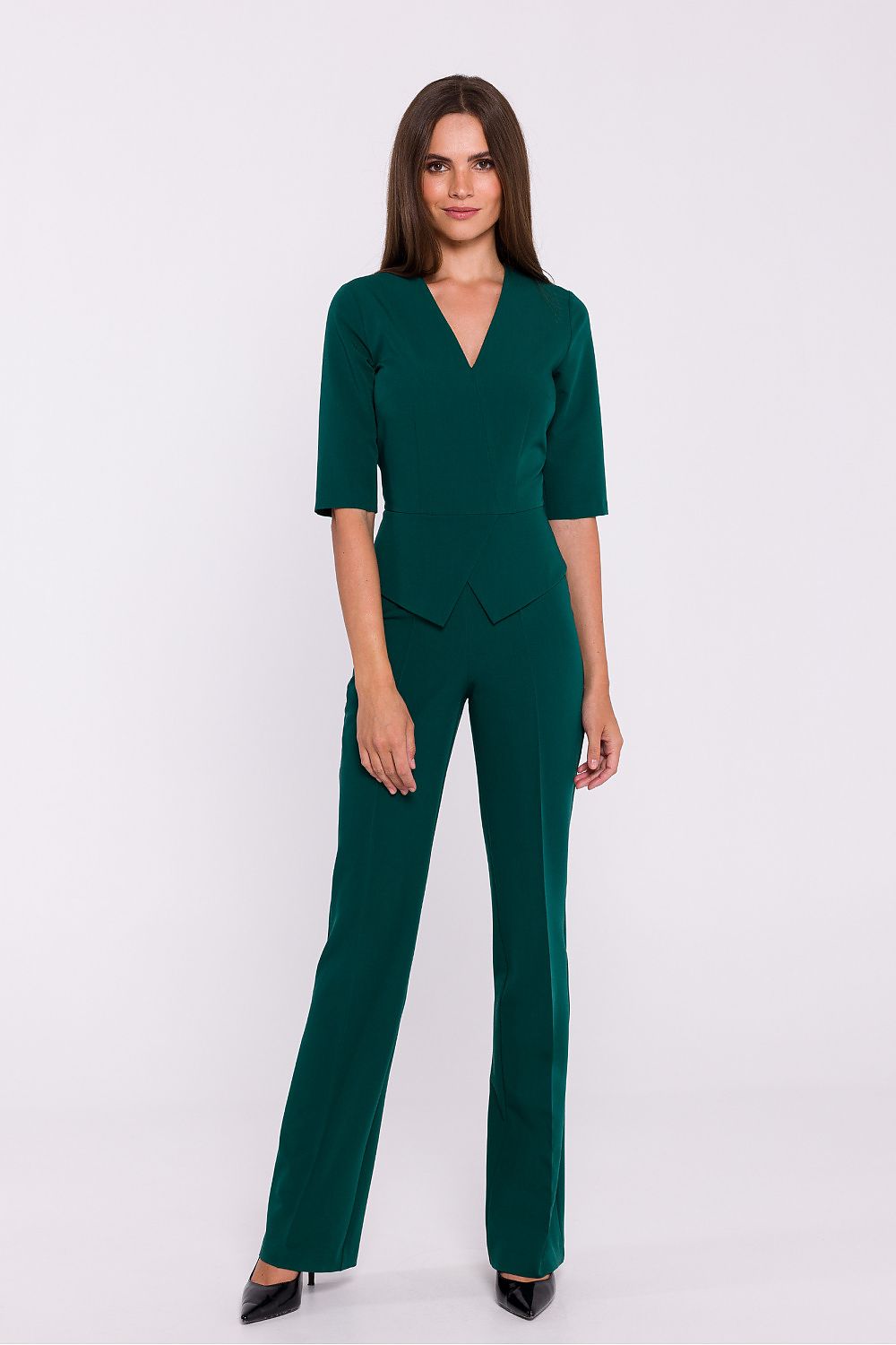 Vrouw draagt Viva Élégance jumpsuit met V-hals en wijde pijpen – chique dames jumpsuit met elegante pasvorm en vrouwelijke uitstraling.