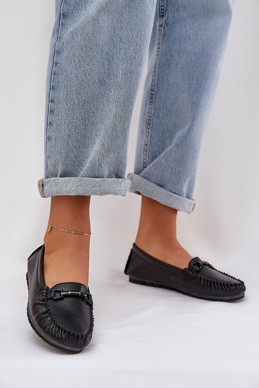 StrideCharme Moccasins – Zwart leer met ornament en dempende rubberen zool