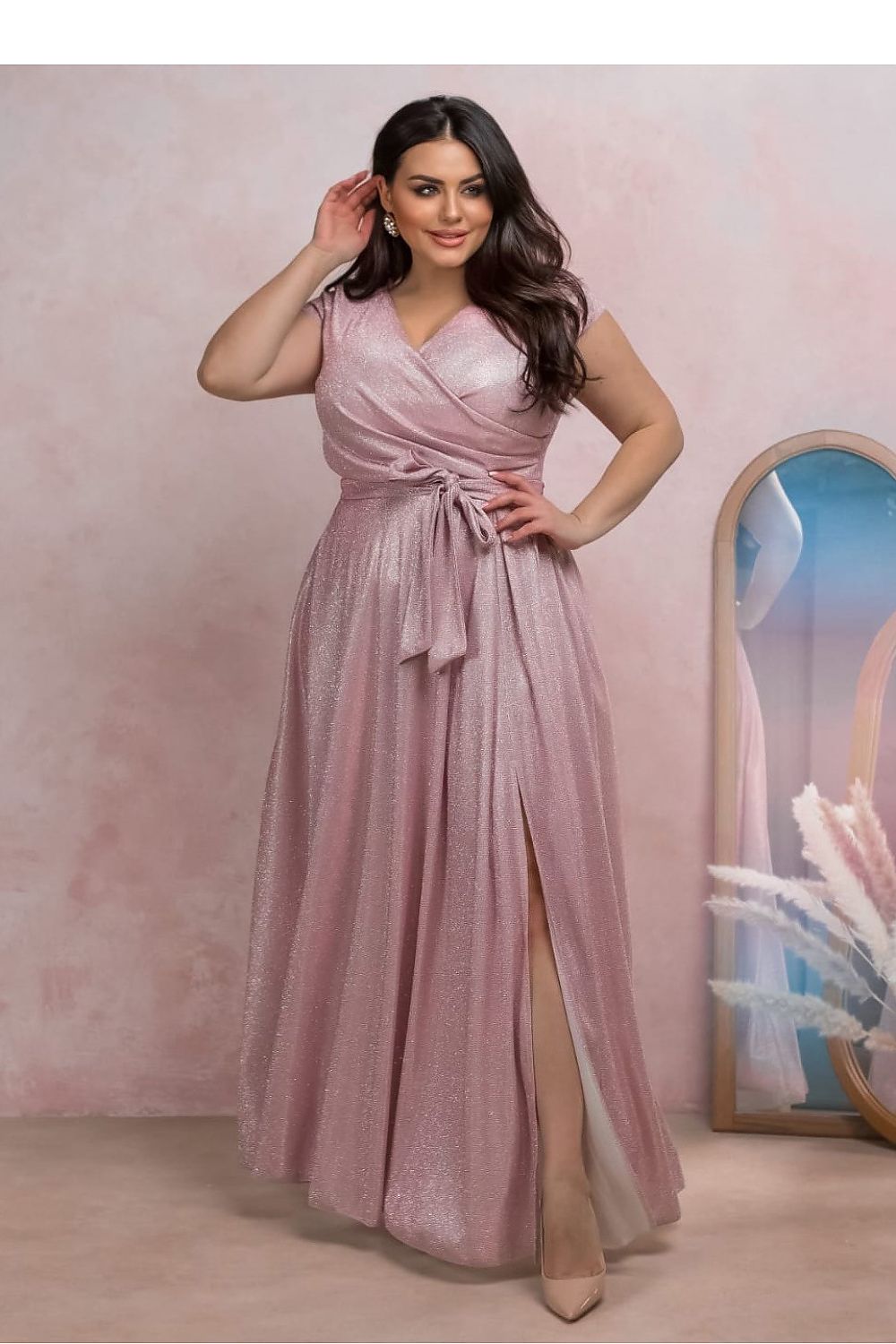 Numoco Rosé Radiance Plus Size Jurk 208814 – Glinsterende vuilroze avondjurk met V-hals