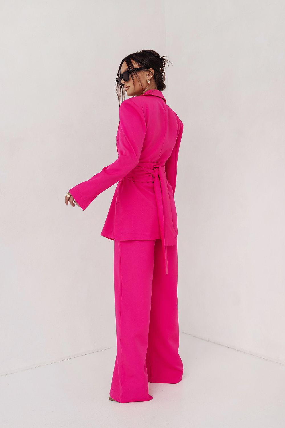 Detail van de getailleerde blazer van de Fuchsia Royale Set in fuchsia