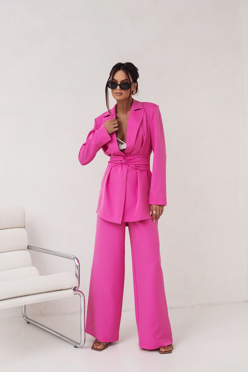 Detail van de getailleerde blazer van de Fuchsia Royale Set in fuchsia