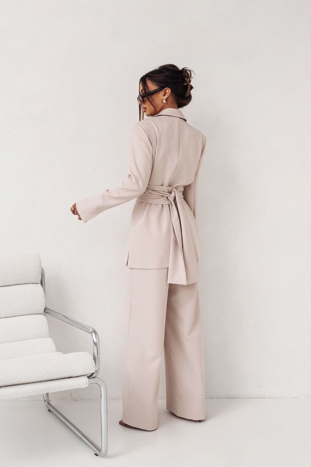 Detail van de getailleerde blazer van de Fuchsia Royale Set in fuchsia