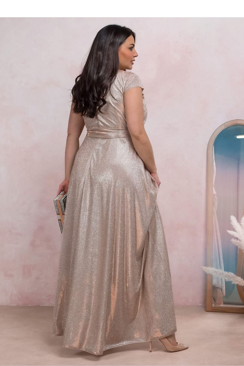 Verborgen rits en split detail in de Numoco Plus Size Glamour Jurk