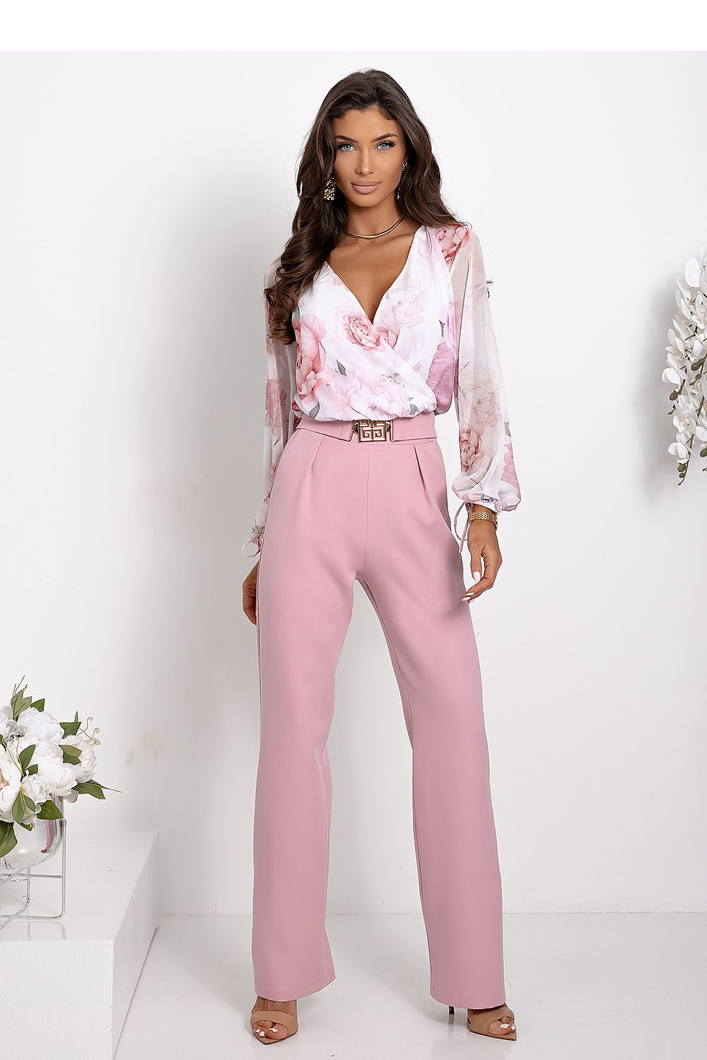 Roze dames set met bloemenblouse en broek – Élégance Fleur
Elegante outfit voor vrouwen met riem en bloemmotief in beige tinten