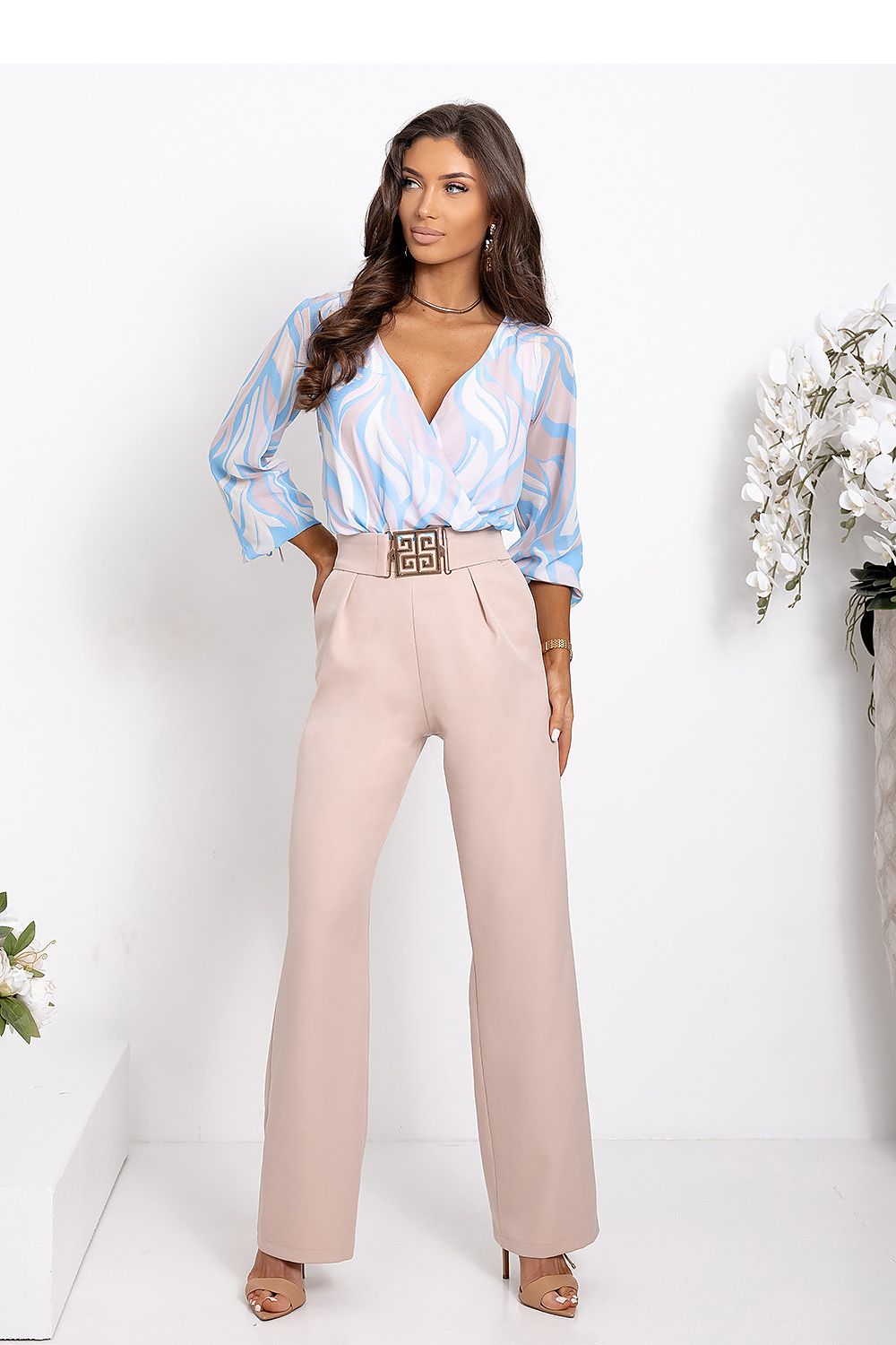 Beige dames set met bloemenblouse en broek – Élégance Fleur
Elegante outfit voor vrouwen met riem en bloemmotief in beige tinten