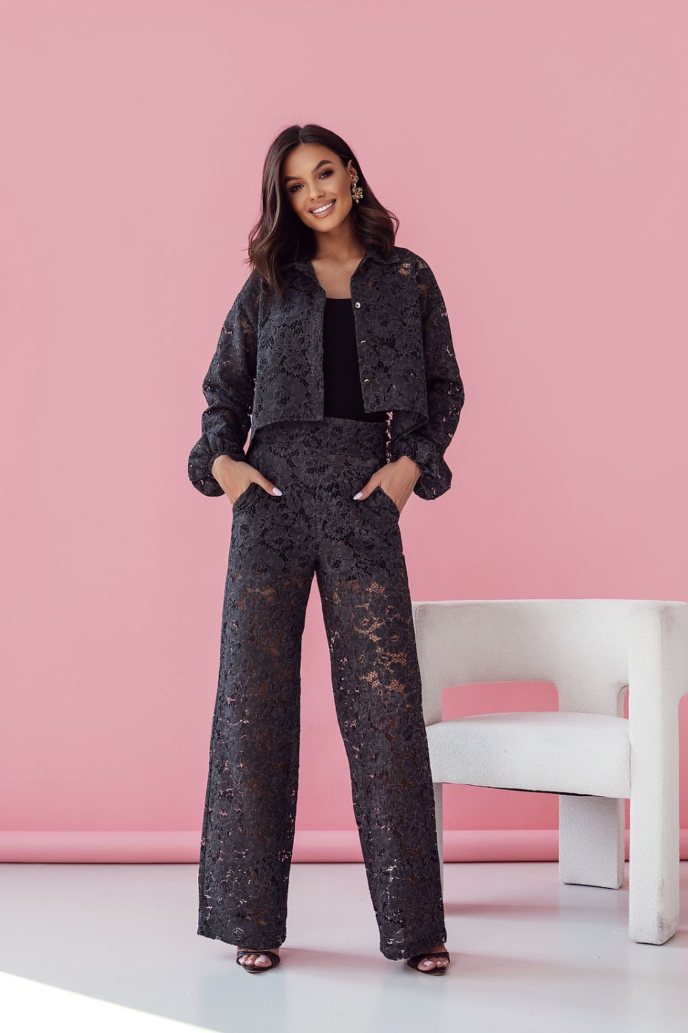 Lace Élan driedelige kanten set voor vrouwen – elegante blouse, top en broek in romantische stijl.