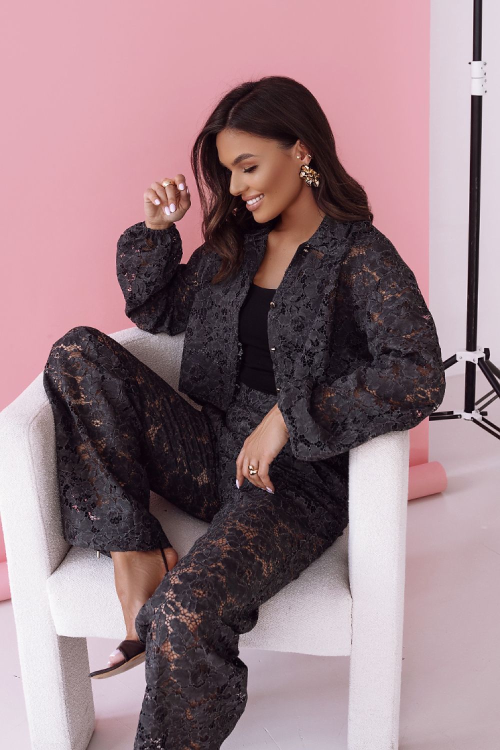 Lace Élan driedelige kanten set voor vrouwen – elegante blouse, top en broek in romantische stijl.