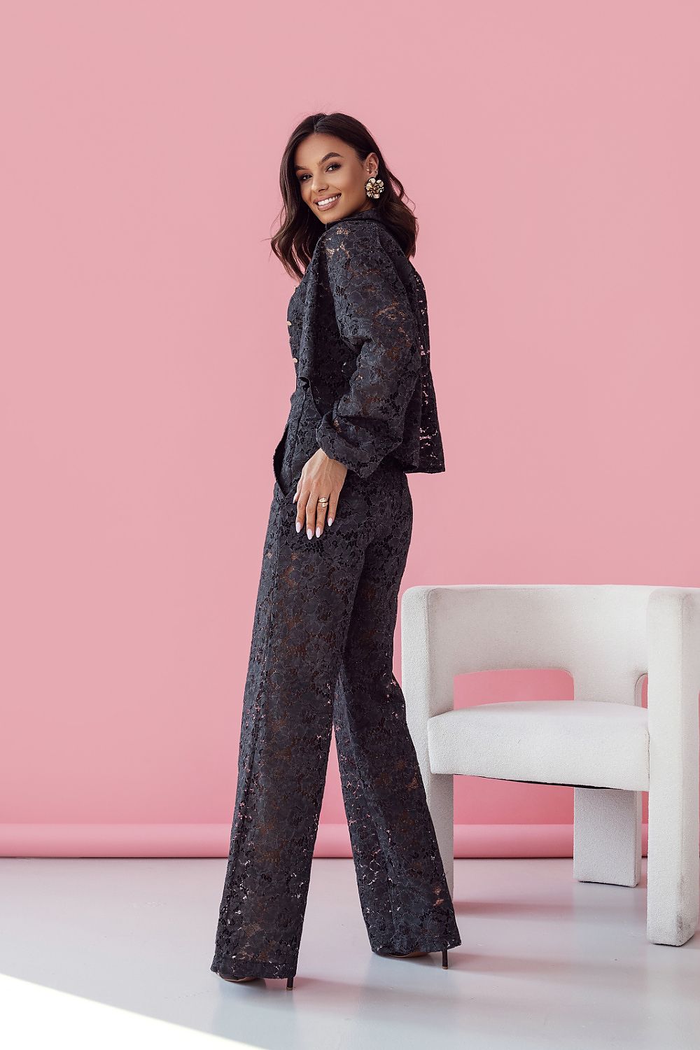 Lace Élan driedelige kanten set voor vrouwen – elegante blouse, top en broek in romantische stijl.