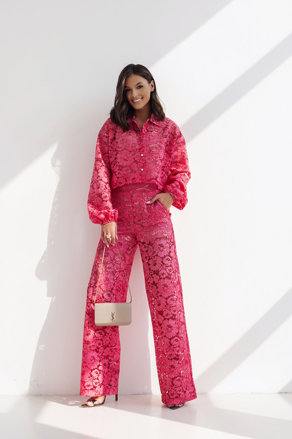 Lace Élan driedelige kanten set voor vrouwen – elegante blouse, top en broek in romantische stijl.