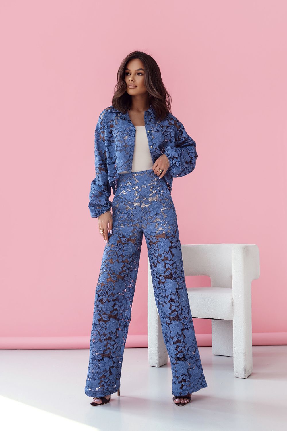 Lace Élan driedelige kanten set voor vrouwen – elegante blouse, top en broek in romantische stijl.