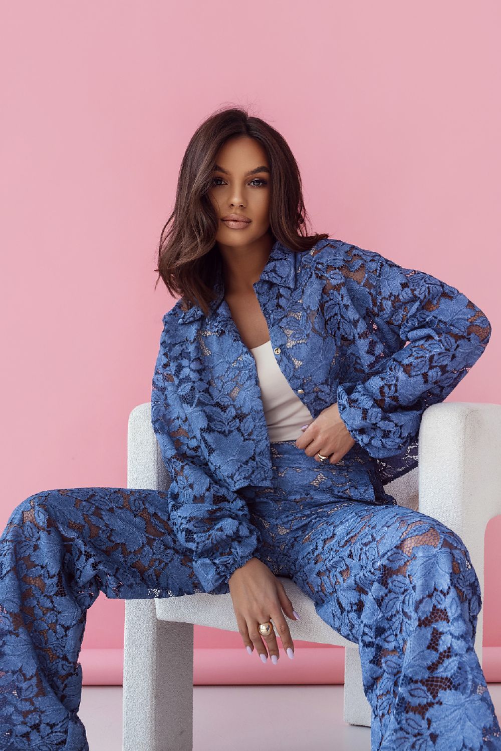Lace Élan driedelige kanten set voor vrouwen – elegante blouse, top en broek in romantische stijl.