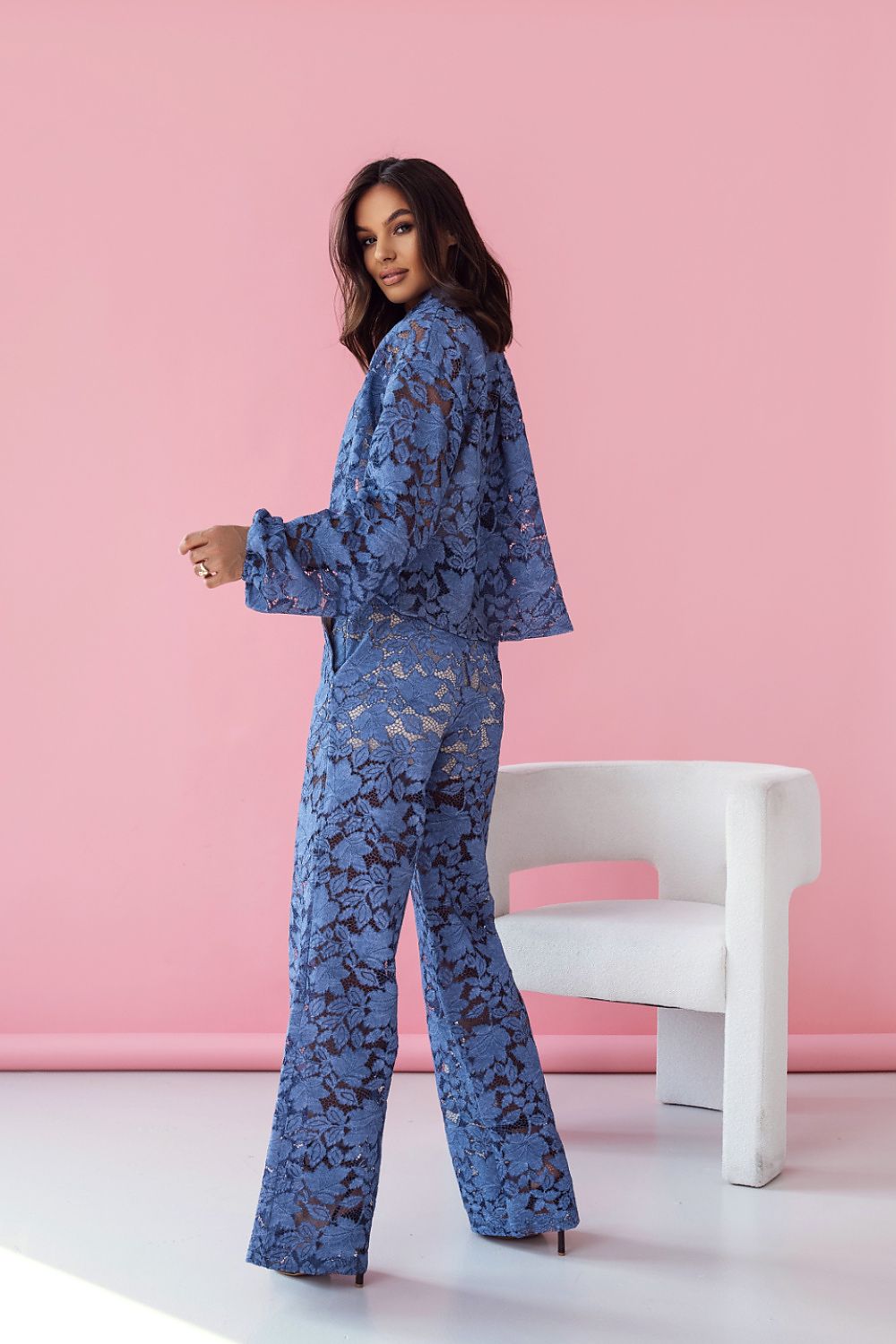 Lace Élan driedelige kanten set voor vrouwen – elegante blouse, top en broek in romantische stijl.