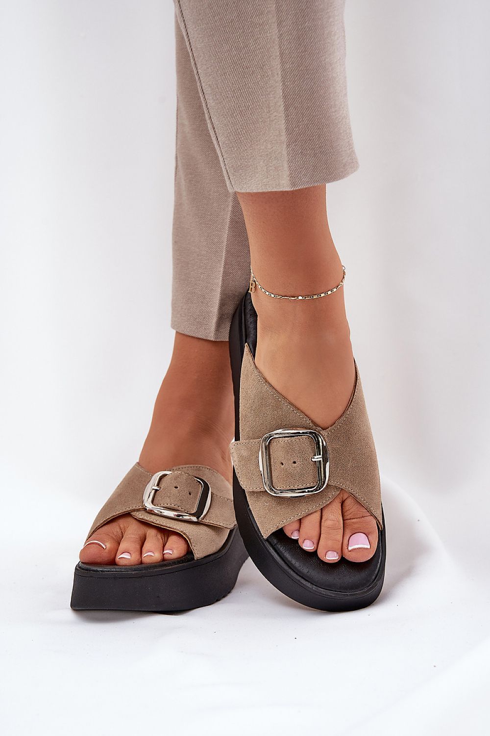 slippers model 211968 Step in style