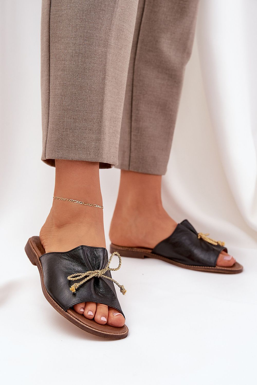 slippers model 211971 Step in style