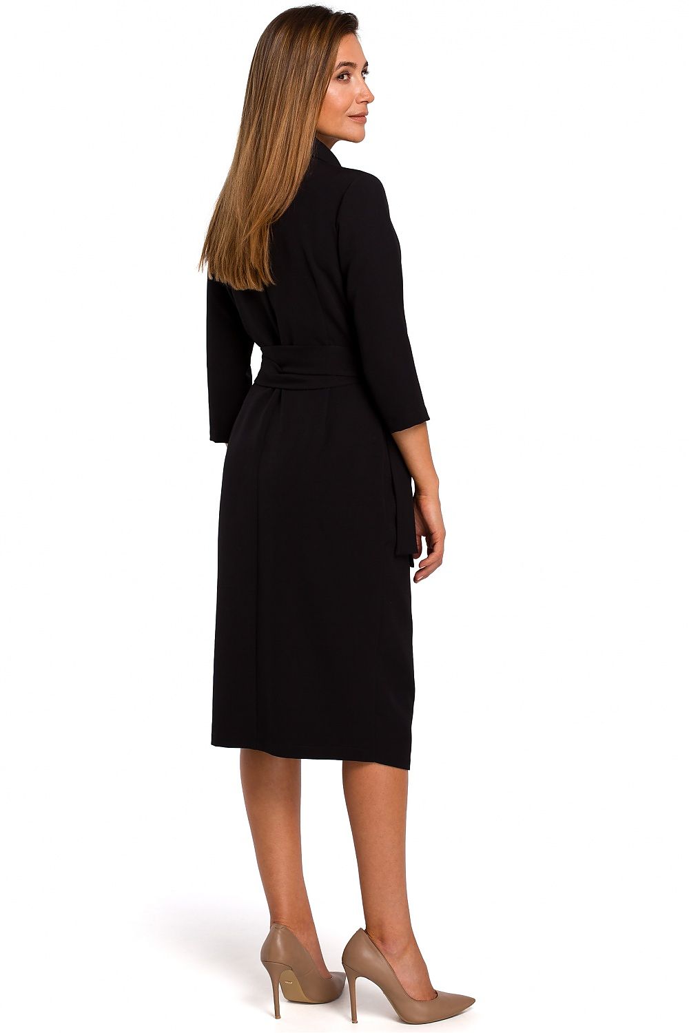 Ava Envelope Dress – Elegante jurk met enveloppe halslijn, sjaalkraag en smalle riem voor een slanker silhouet.