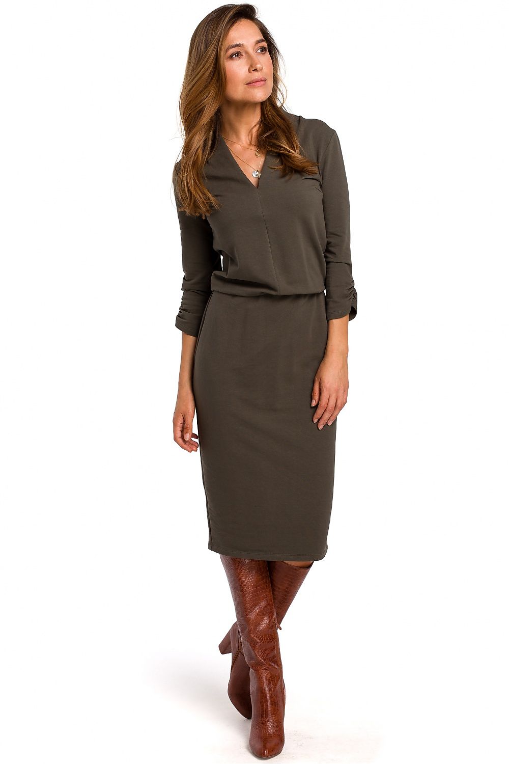 Nova Knit Dress – Klassieke gebreide damesjurk met elegante halslijn en elastische taille. Comfortabele en stijlvolle jurk voor dagelijks gebruik.