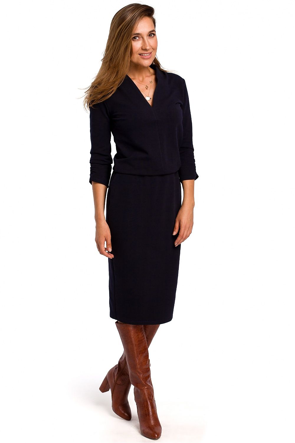 Nova Knit Dress – Klassieke gebreide damesjurk met elegante halslijn en elastische taille. Comfortabele en stijlvolle jurk voor dagelijks gebruik.