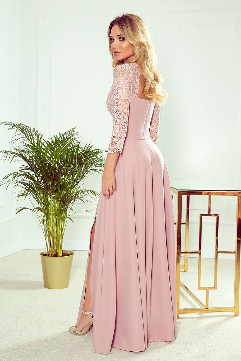 Model draagt ivoren Numoco jurk op bruiloft – Elegante outfit voor speciale gelegenheden