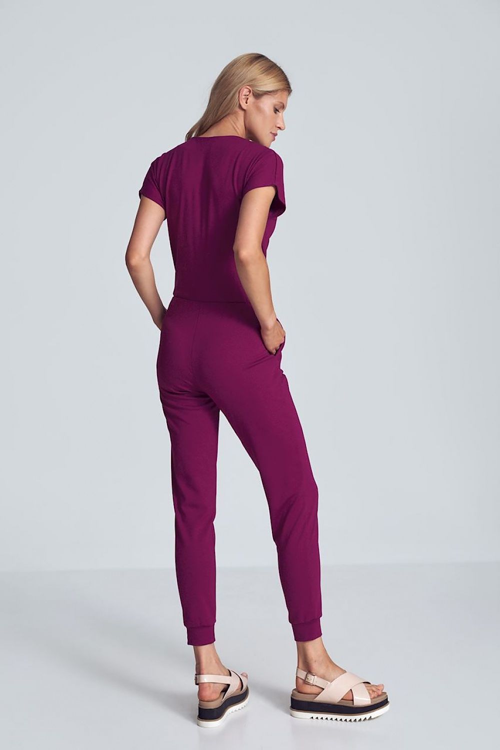Paars jumpsuit met crinkle halslijn, elastische taille en taps toelopende pijpen met drawstring.