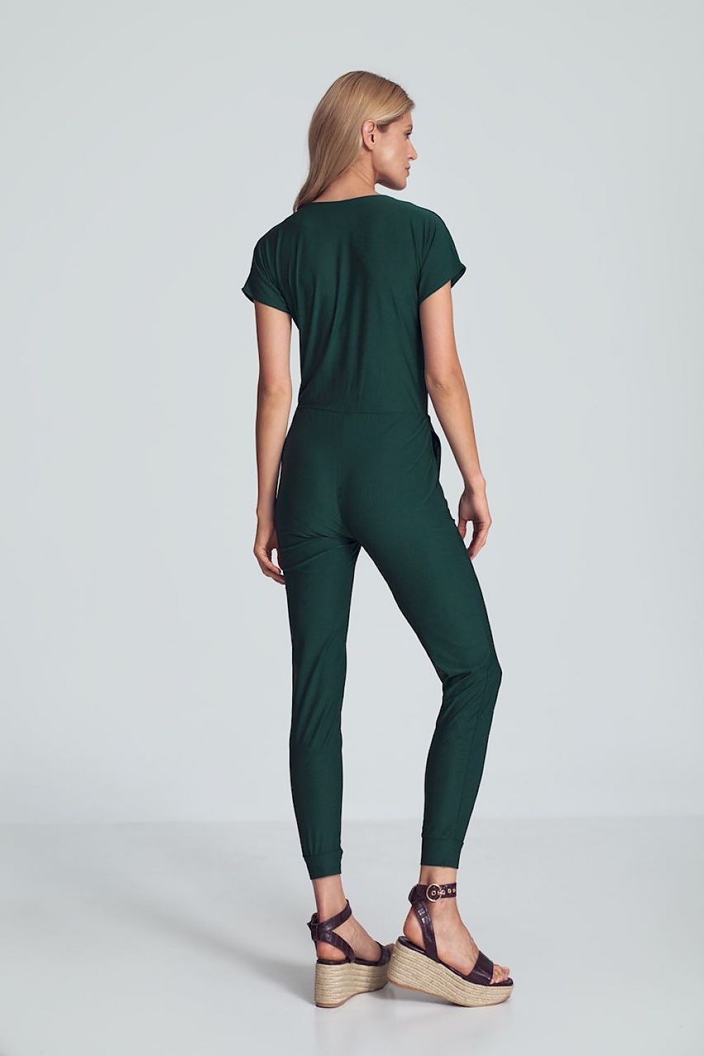 Groene jumpsuit met crinkle halslijn, elastische taille en taps toelopende pijpen met drawstring.