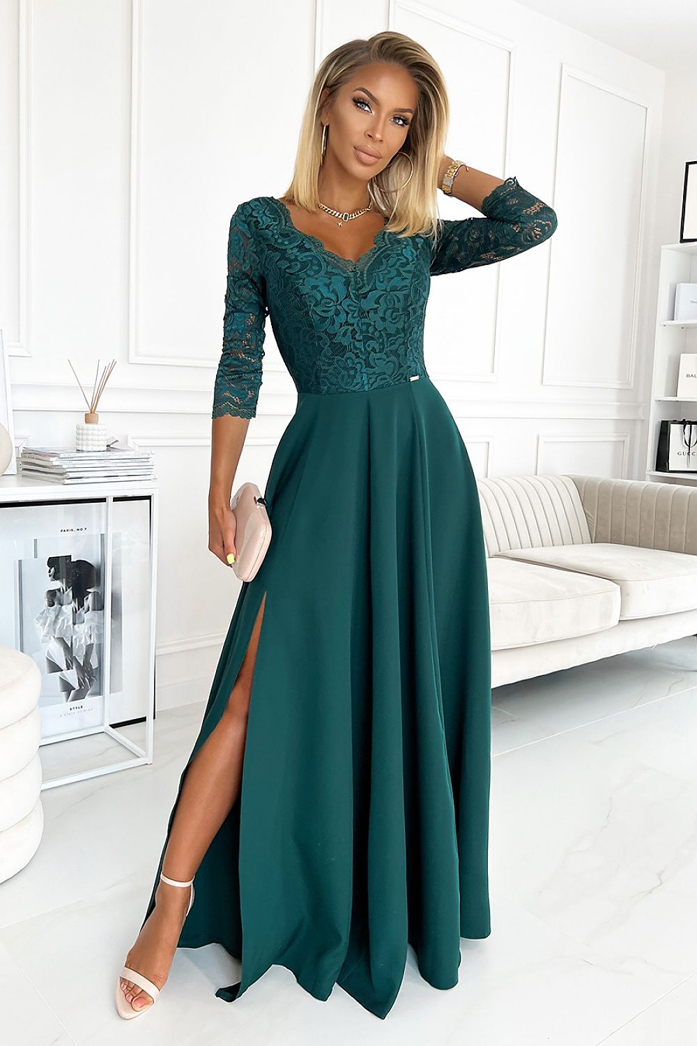Model draagt ivoren Numoco jurk op bruiloft – Elegante outfit voor speciale gelegenheden