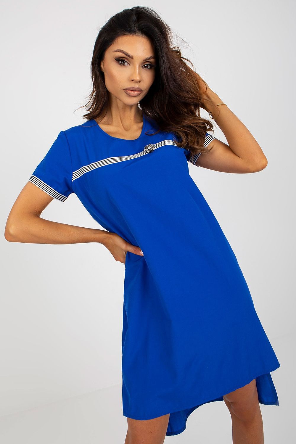 Aurora Asymmetrie Zomerdagjurk met asymmetrisch design en uniek patchdetail