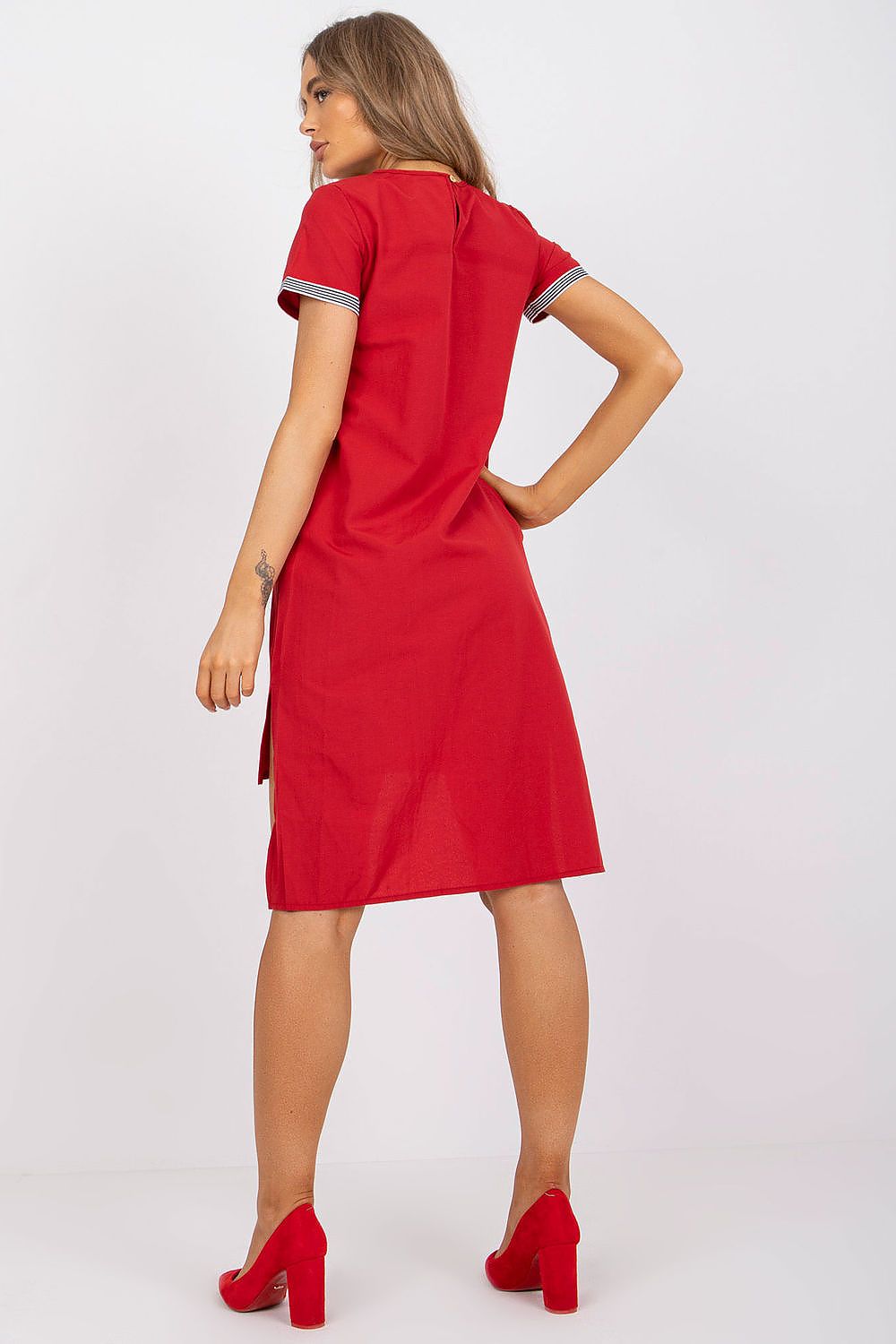 Aurora Asymmetrie Zomerdagjurk met asymmetrisch design en uniek patchdetail